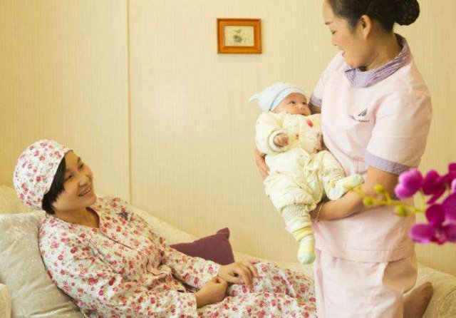 如何确定医院陪护人员是否专业可靠？